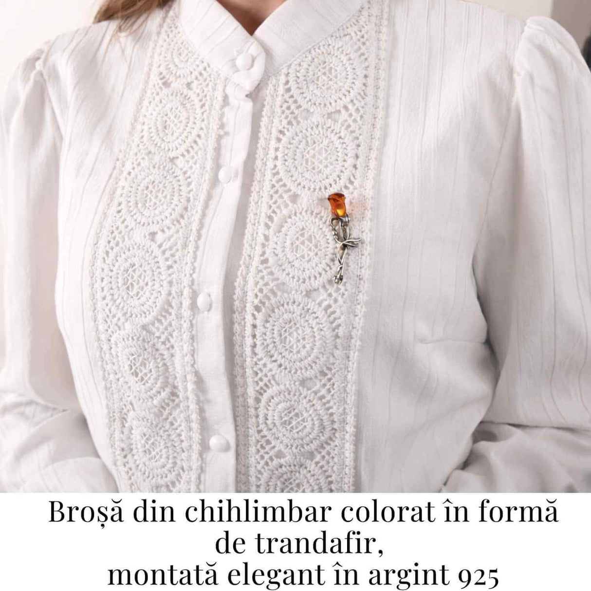 Brosa din argint 925 cu chihlimbar natural in forma de trandafir - lumina calda purtata cu gratie