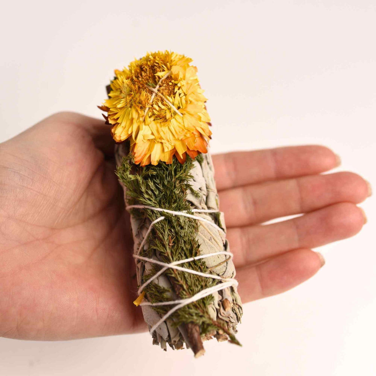 Buchet Salvie Alba California cu Cedru si Flori de Paie - Purificare si Protectie