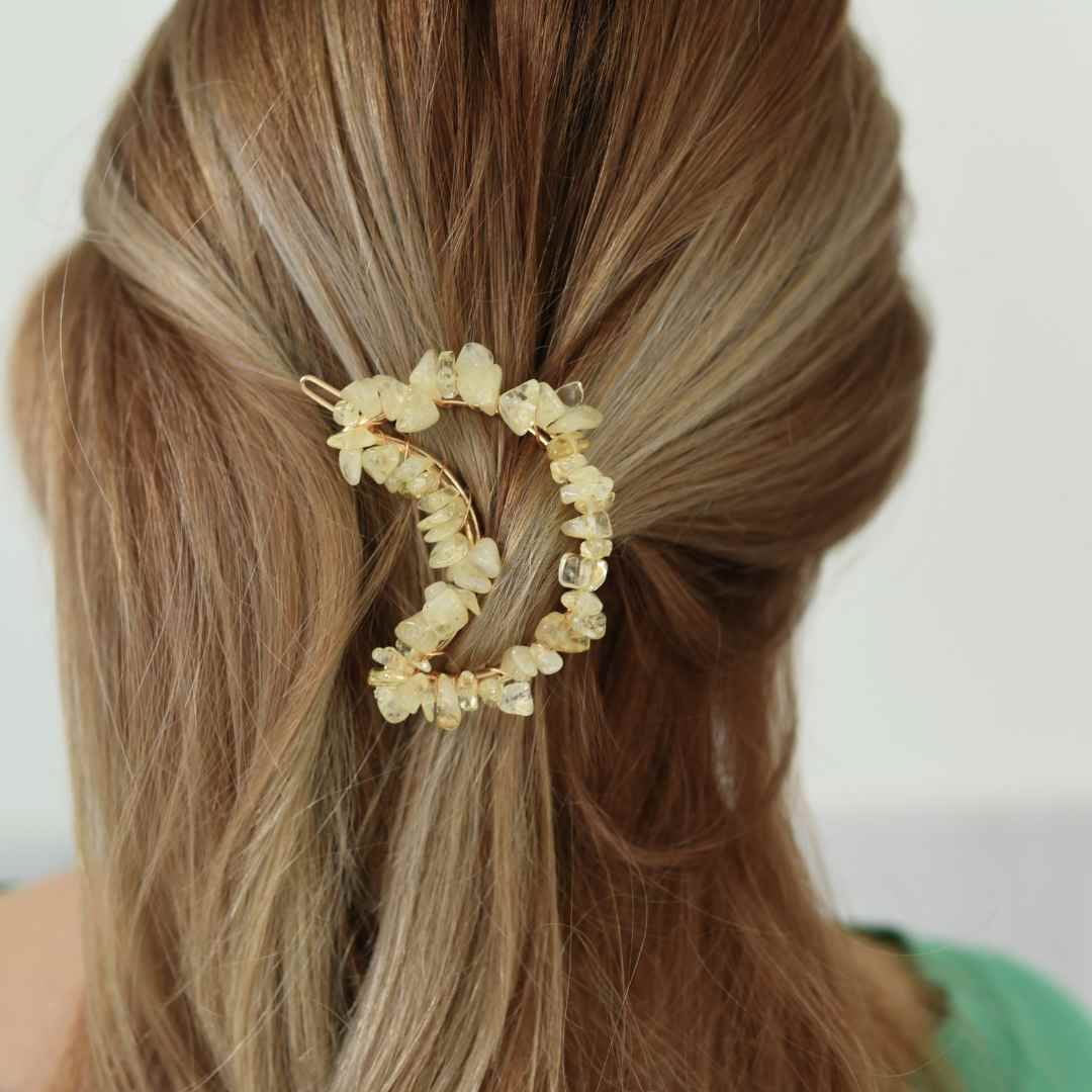 Clame pentru par in forma de semiluna cu piatra naturala semipretioasa Cuart galben pentru un look chic si vibratii pozitive