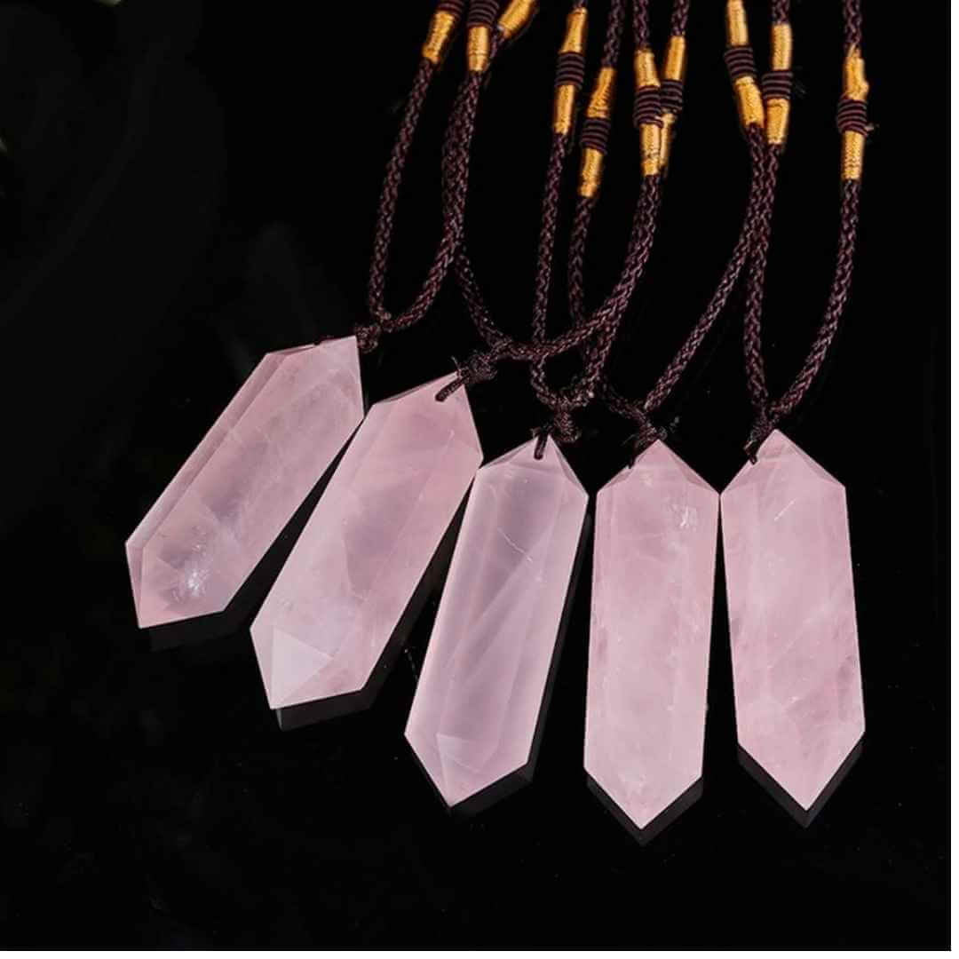 Colier cu cristal vindecator Cuart Roz 4-5 cm, in forma hexagonala cu dublu varf si saculet satin negru - pentru protectie, vointa si noroc