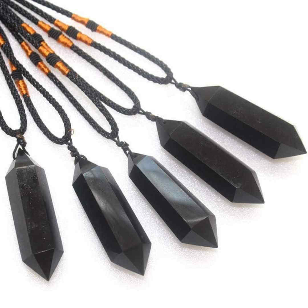 Colier cu cristal vindecator Labradorit 4-5 cm, in forma hexagonala cu dublu varf si saculet satin negru - pentru protectie, vointa si noroc