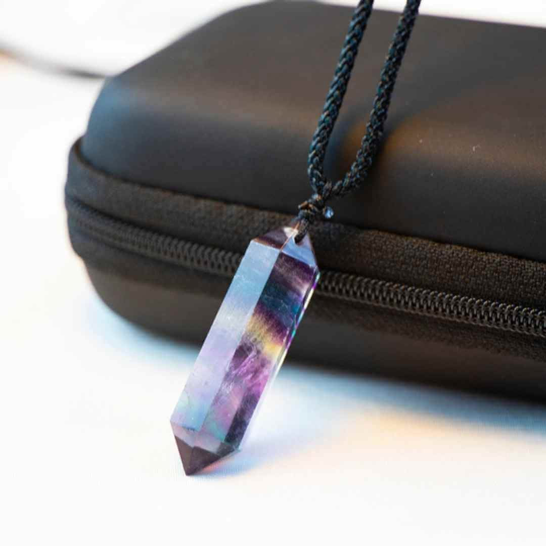 Colier cu cristal vindecator Labradorit 4-5 cm, in forma hexagonala cu dublu varf si saculet satin negru - pentru protectie, vointa si noroc