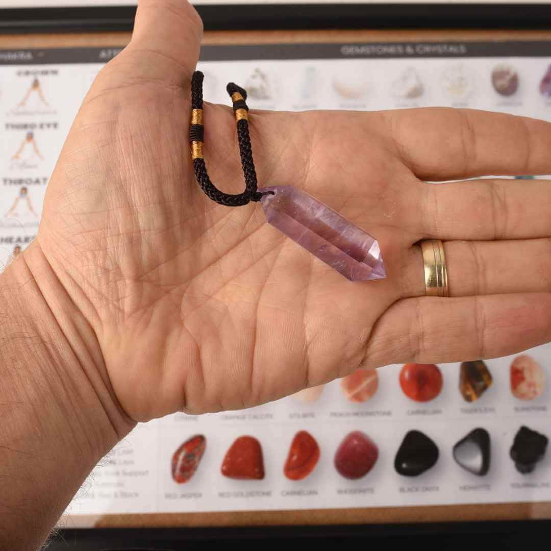 Colier cu cristal vindecator Ametist 4-5 cm, in forma hexagonala cu dublu varf si saculet satin negru - pentru protectie, vointa si noroc