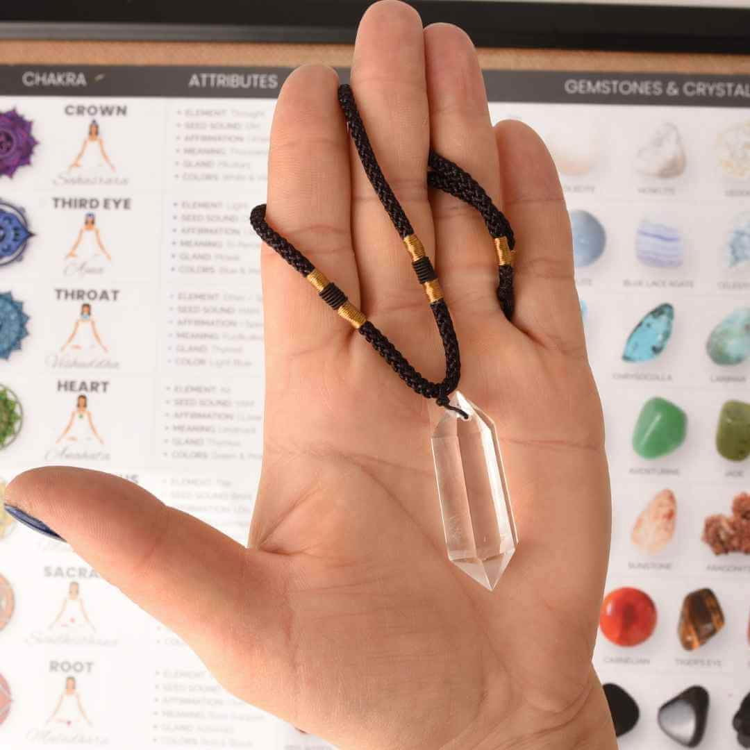 Colier cu cristal vindecator Cuart transparent 4-5 cm, in forma hexagonala cu dublu varf si saculet satin negru - pentru protectie, vointa si noroc