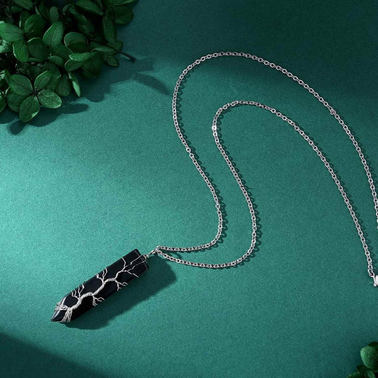 Colier cu pandantiv hexagonal din cristal obsidian - Realizat manual, infasurat intr-o sarma de cupru argintie, dandu-i o forma perfecta