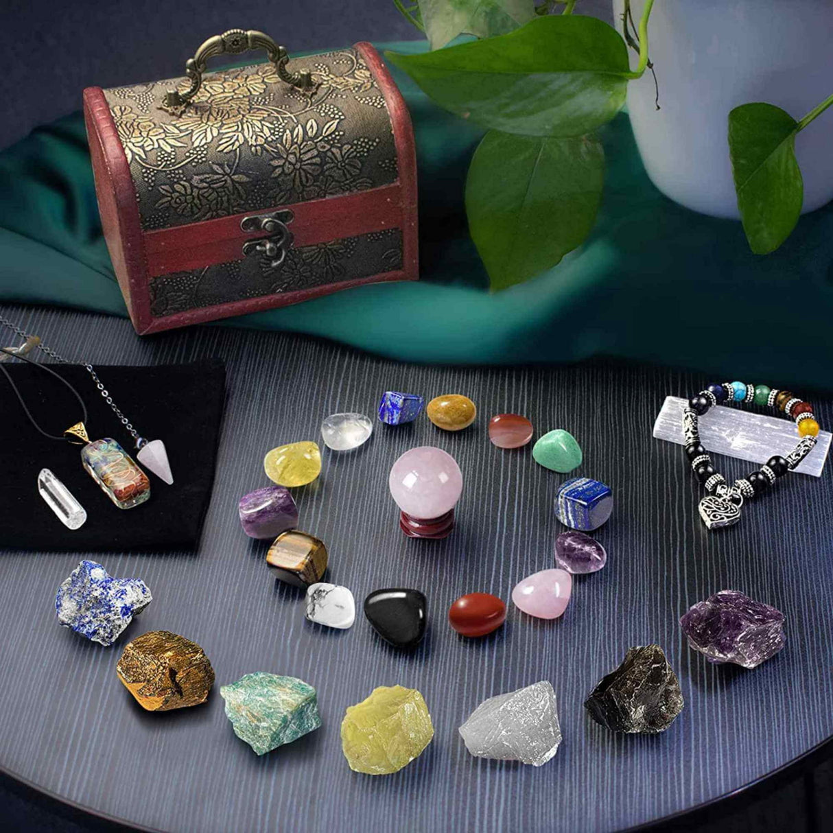 Set 28 piese cu cristale vindecatoare naturale - Contine 14 cristale naturale polisate si 7 pietre brute, sfera, pendul, selenit, bratara, colier, cristal stanca, pietre sparte