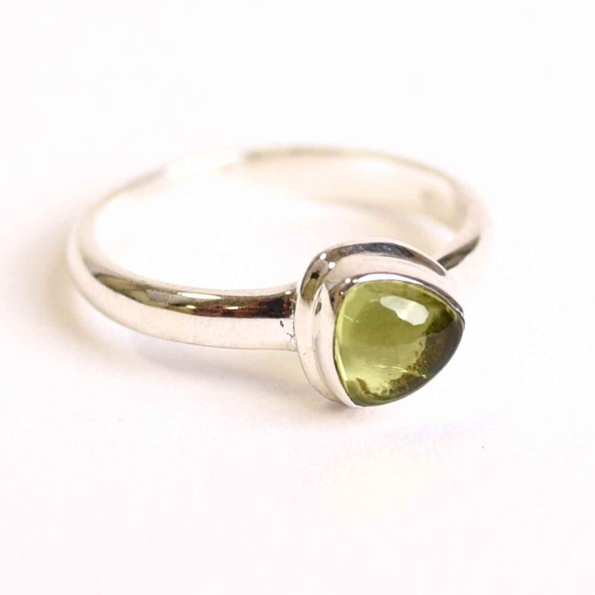 Inel argint 925 cu Peridot triunghiular - Energie si echilibru interior