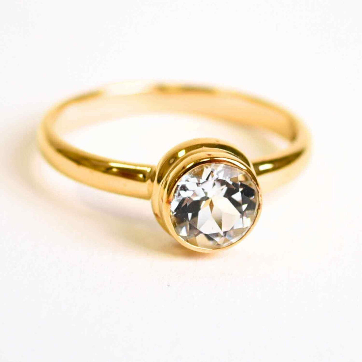 Inel argint 925 placat cu aur 18K si Topaz Alb fatetat rotund - Claritate si Eleganta