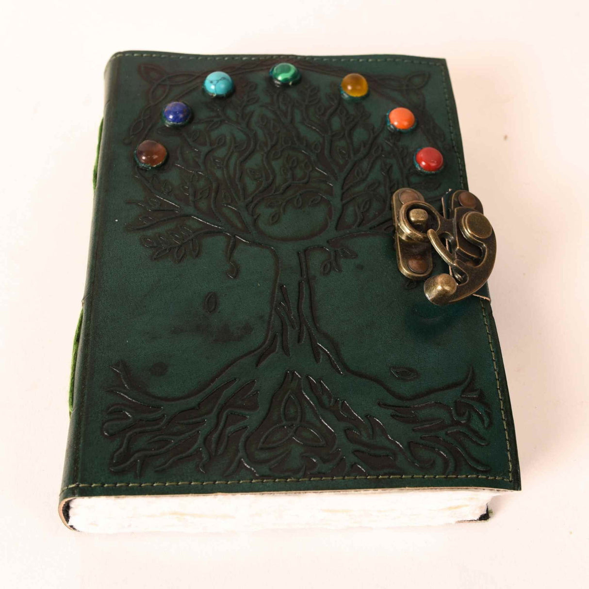 Jurnal Vintage din Piele Naturala cu Arborele Chakrelor si 7 Pietre – hartie de bumbac 18x13 cm