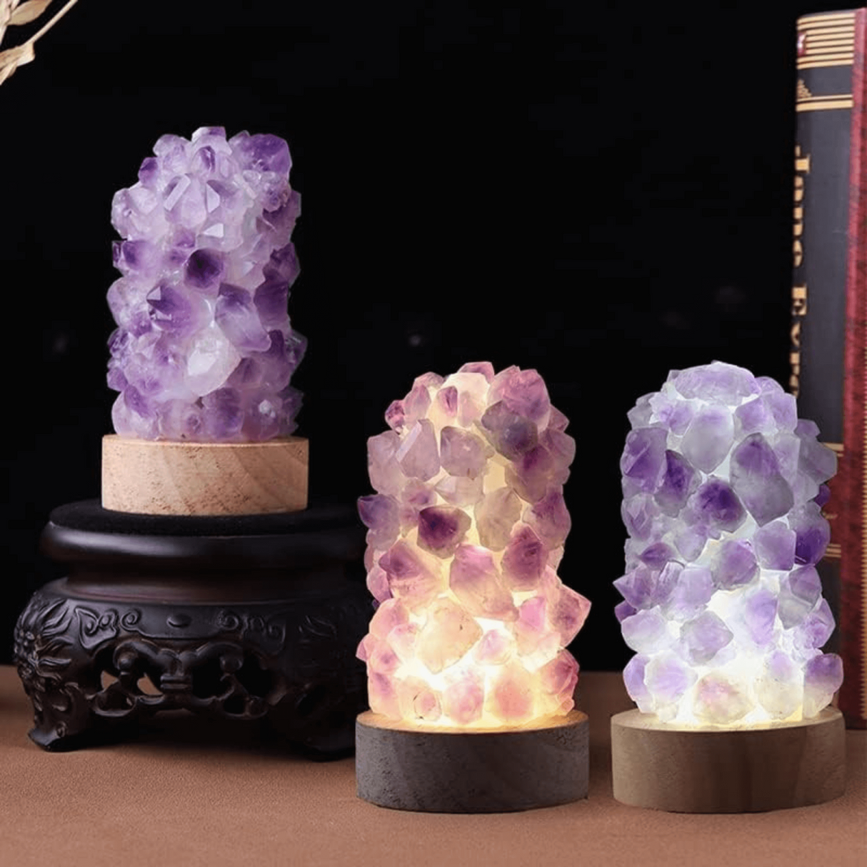 Mini Lampa Decorativa 11 cm cu Cristale de Ametist si Baza LED USB Ideala pentru Masa de Noptiera
