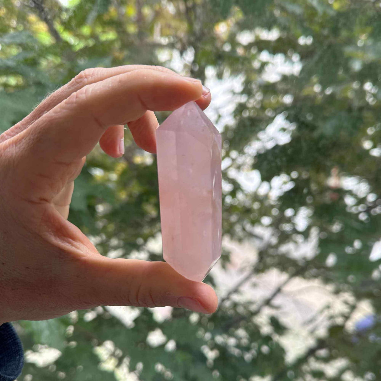 Turn Hexagonal Dublu Varf din Cuart Roz inaltime de 7-9 cm - Cristalul iubirii neconditionate si al pacii infinite