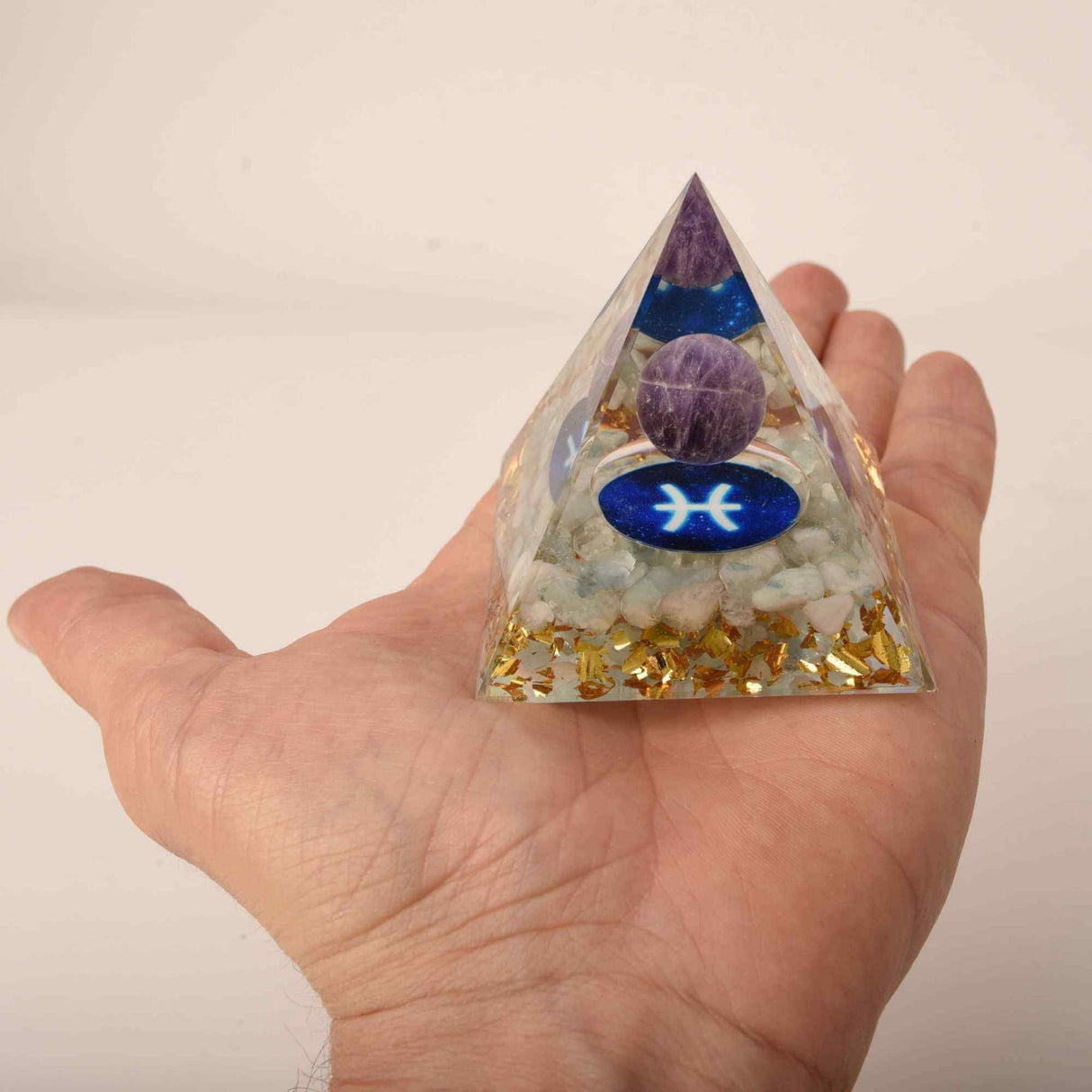 Piramida de Energie Orgonica 6 cm cu Cristale de Vindecare specifice Zodiei Berbec pentru Relaxare, Meditatie si Ornament