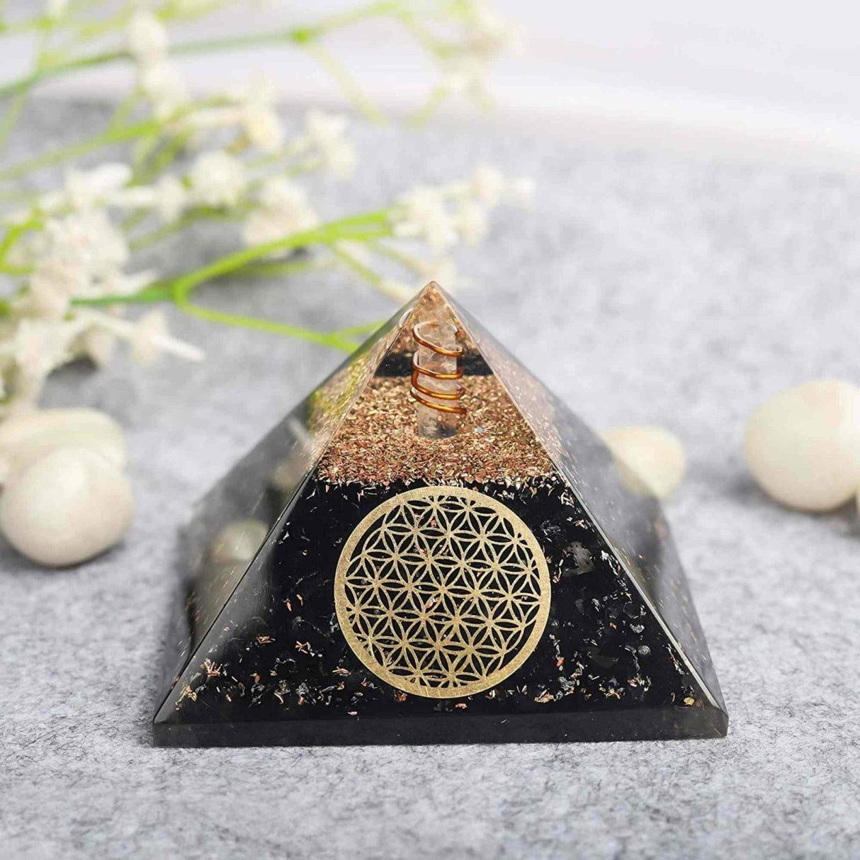 Piramida Orgonica cu Turmalina neagra si simbolul floarea vietii 8 cm – pentru meditatie si trezirea spiritualitatii si a abilitatilor interioare