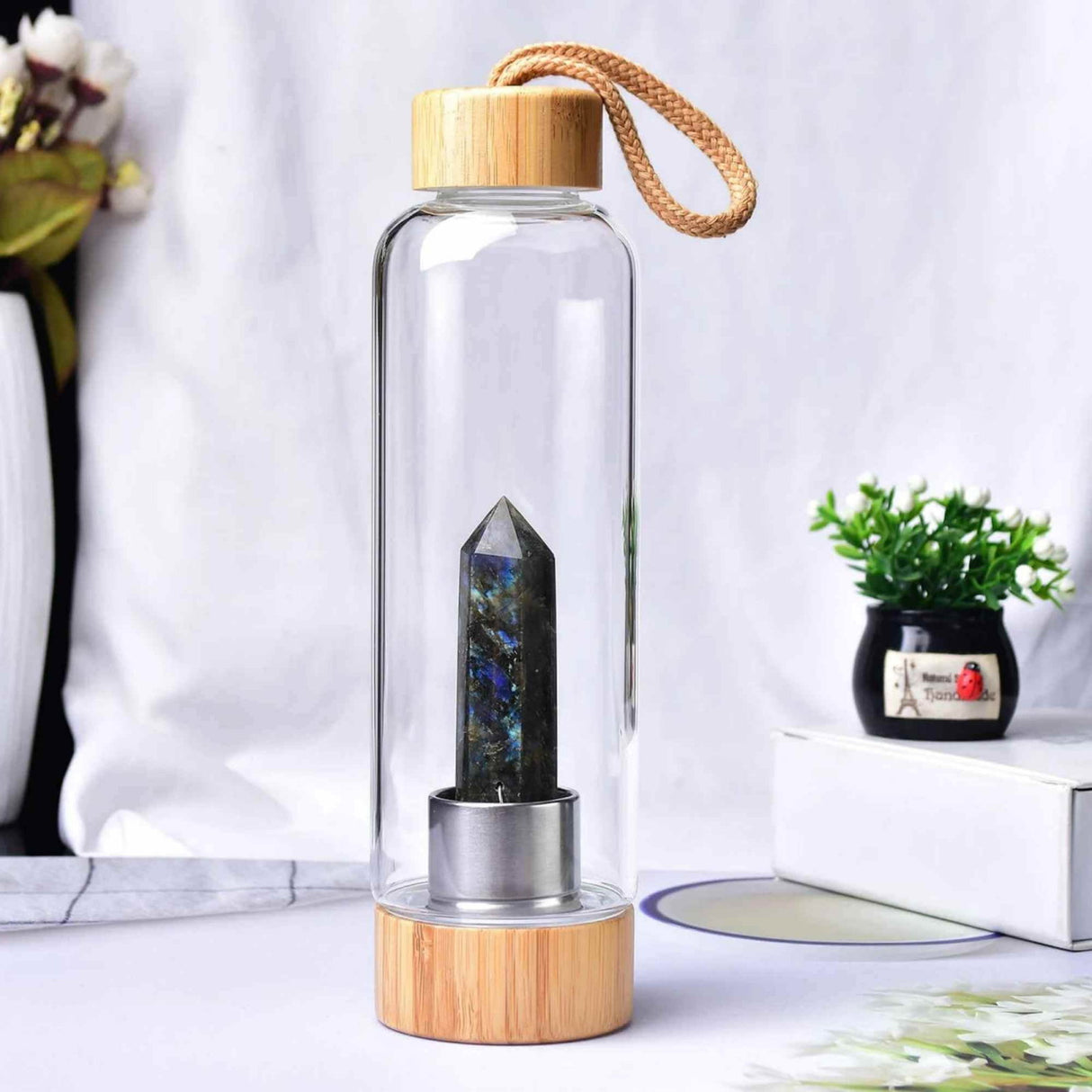 Sticla pentru apa cu varf cristal Labradorit si Bambus - Capacitate 500 ml si include husa de protectie neagra