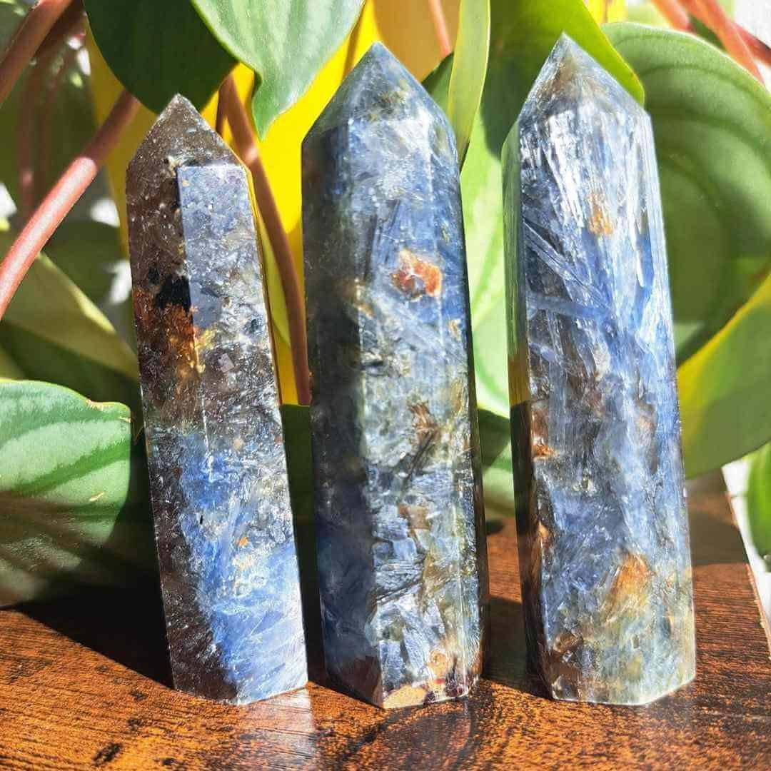 Turn cristal natural Kianit albastru 9 -10 cm - Punct Energetic pentru Meditatie si Alinierea Chakrelor