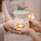 Arzator Ceramic Alb pentru ulei esential cu Decupaje Florale - Ritual de Relaxare si Armonie Energetica