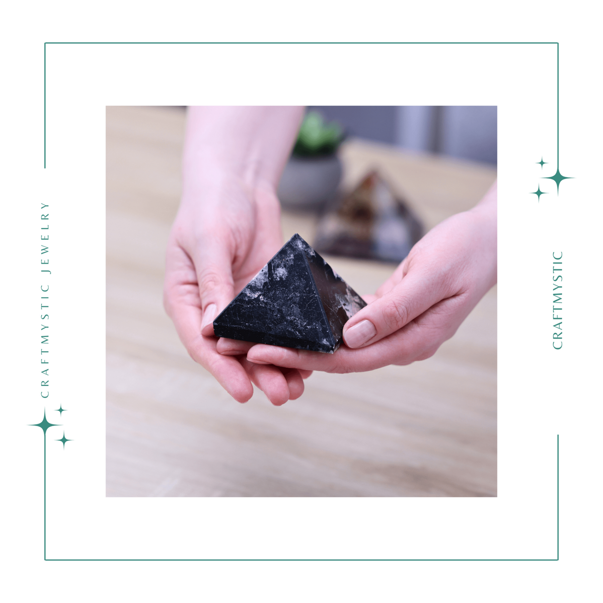 Piramida Sculptata Manual 60mm din Piatra de Turmalina Neagra cu Rutil Naturala