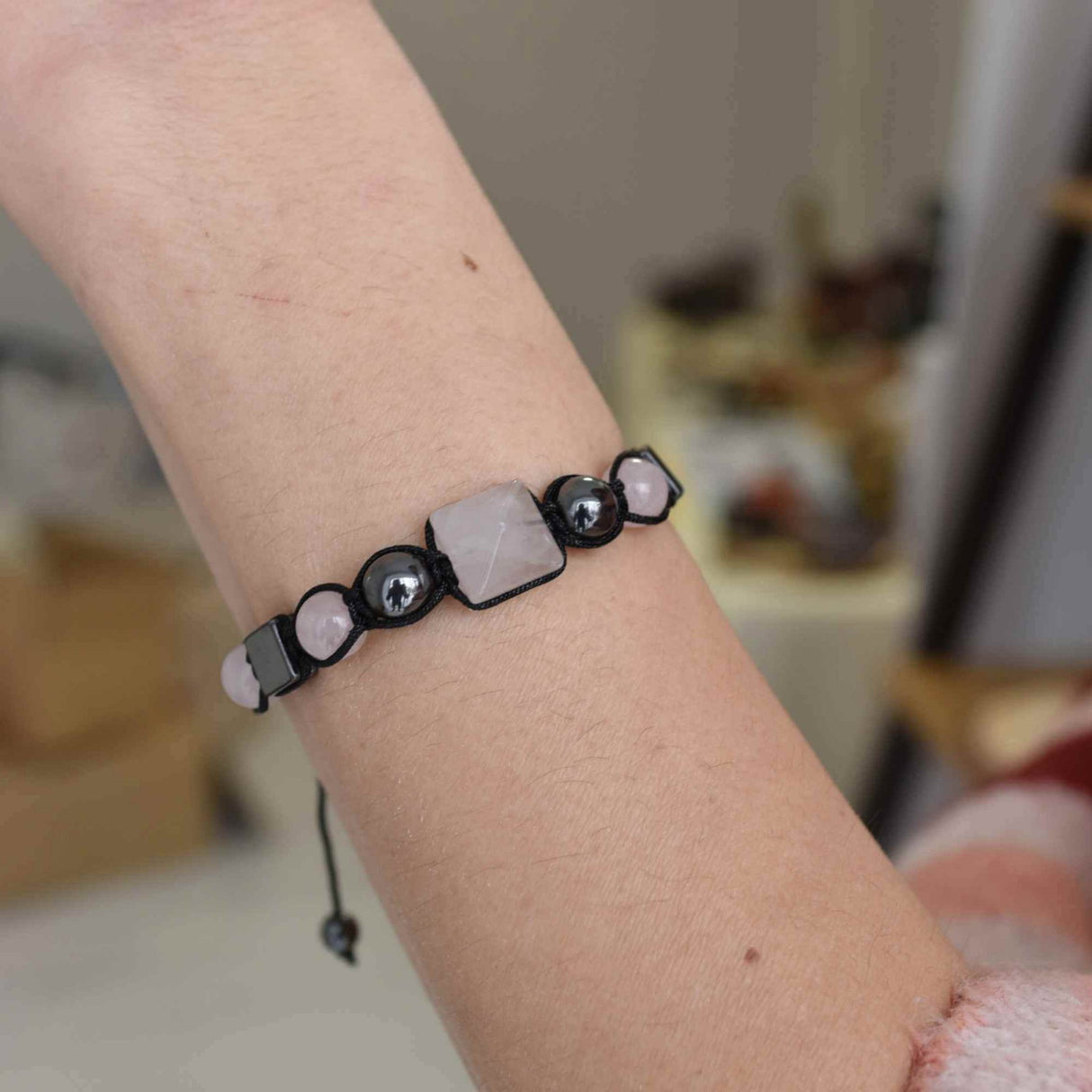 Bratara Ajustabila Impletita cu Margele din Cuart Roz si Hematit de 8mm si Forma de Piramida - Cadou Special