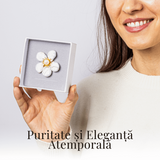 Brosa Floare Alba cu Perla Naturala - Eleganta si Puritate