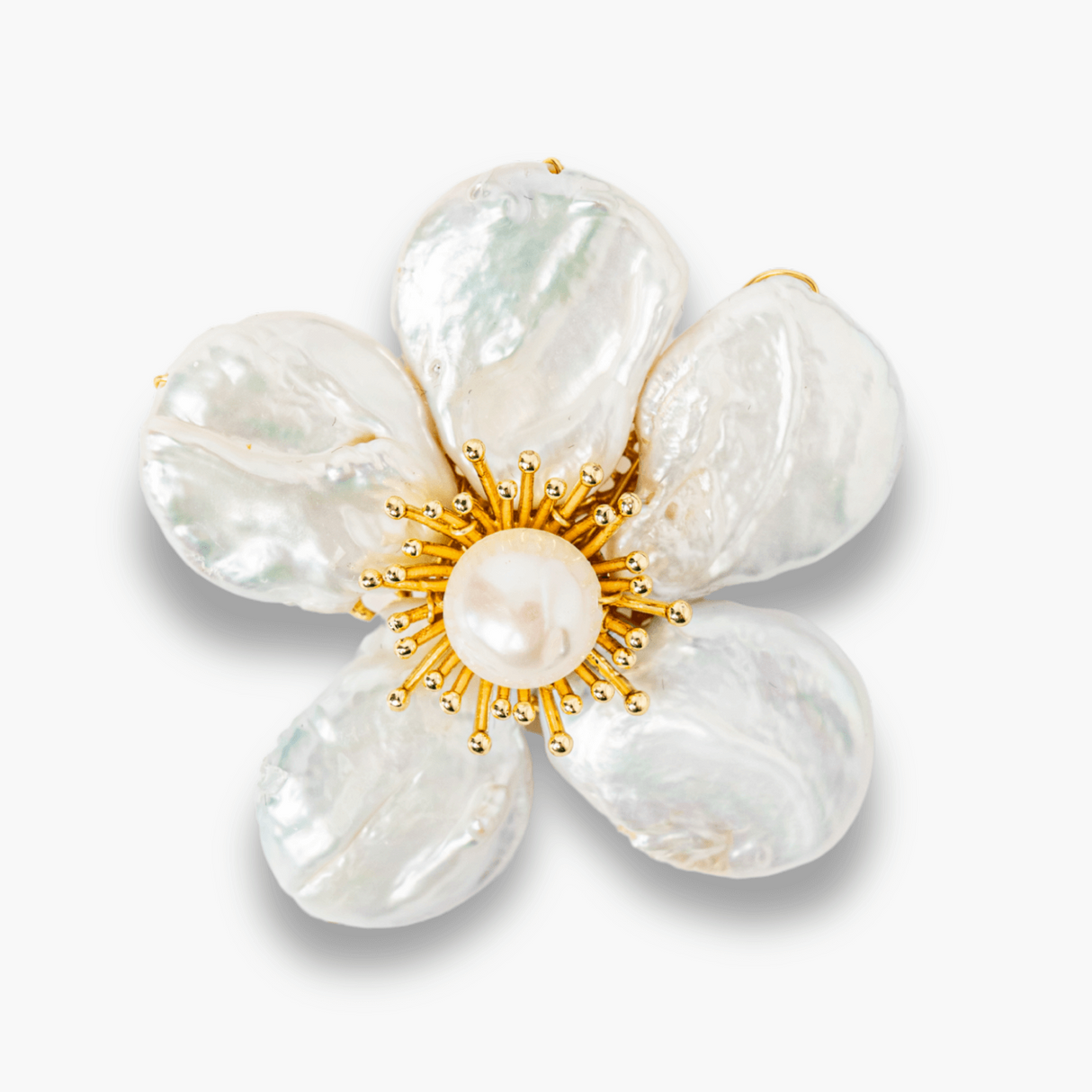 Brosa Floare Alba cu Perla Naturala - Eleganta si Puritate