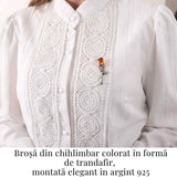 Brosa din argint 925 cu chihlimbar natural in forma de trandafir - lumina calda purtata cu gratie