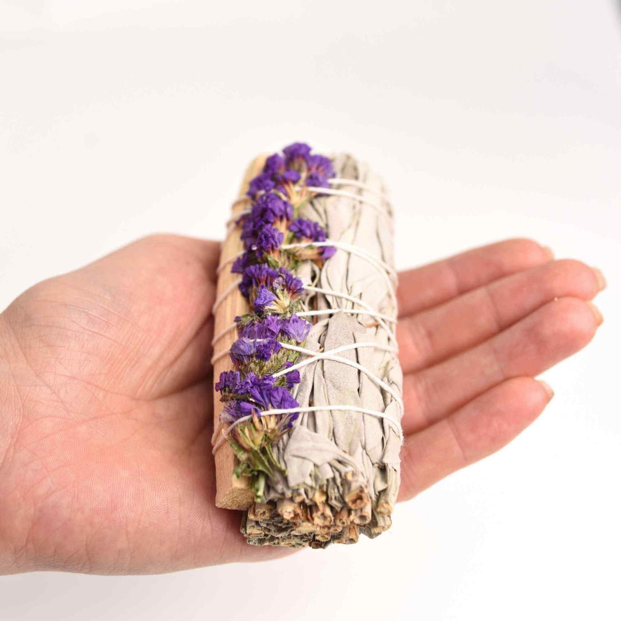 Buchet Salvie Alba California, Palo Santo si Garofite Mov/ Sinuata – Energie Pozitiva si Eleganta