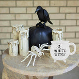 Cana Alba \\"White witch\\" in Forma de Ceaun Magic - Inscrisa cu \\"Vrajitoarea Alba\\" - Cadoul Perfect pentru Iubitorii de Magie