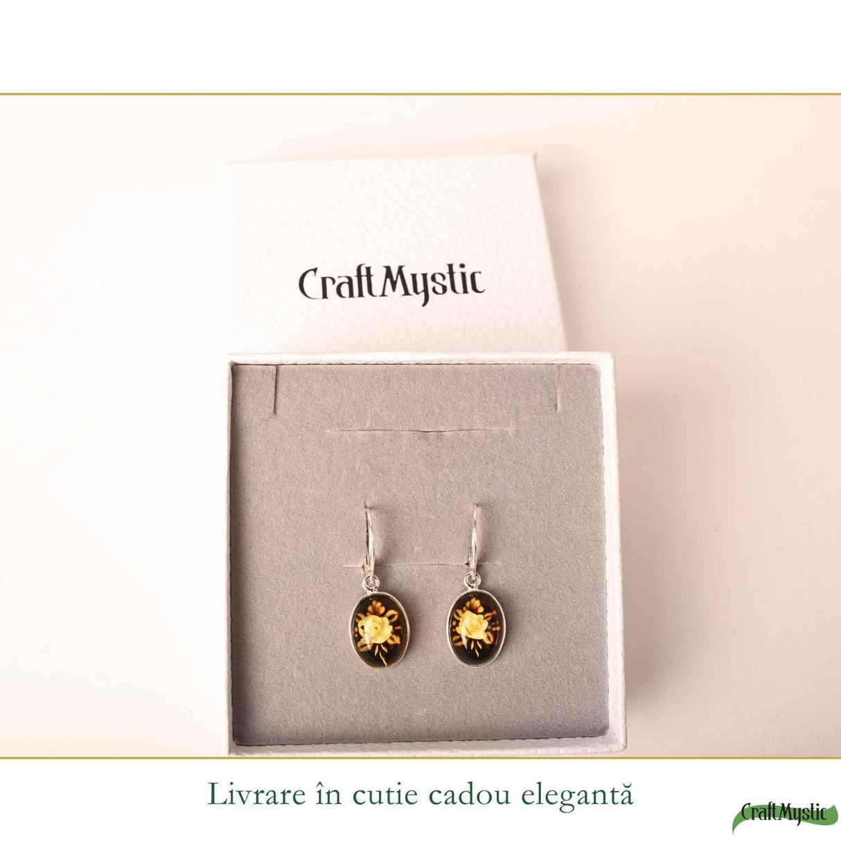 Cercei Argint 925 cu Chihlimbar Verde si Floare – Eleganta si Armonie Naturala