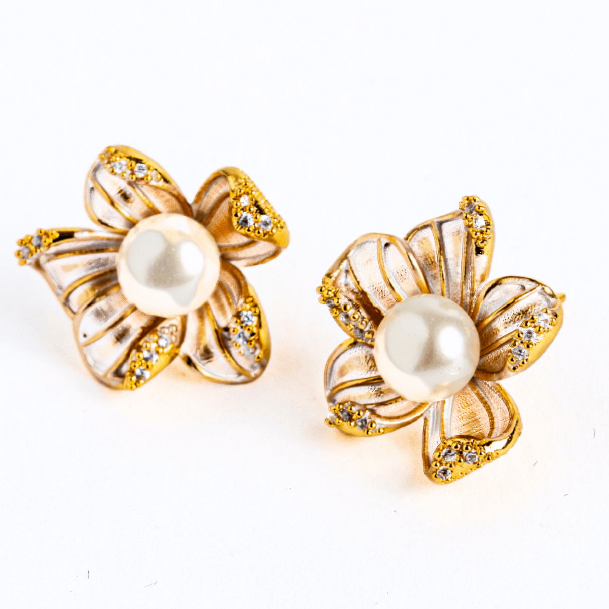 Floare de lumina - Cercei cu perla naturala si design floral