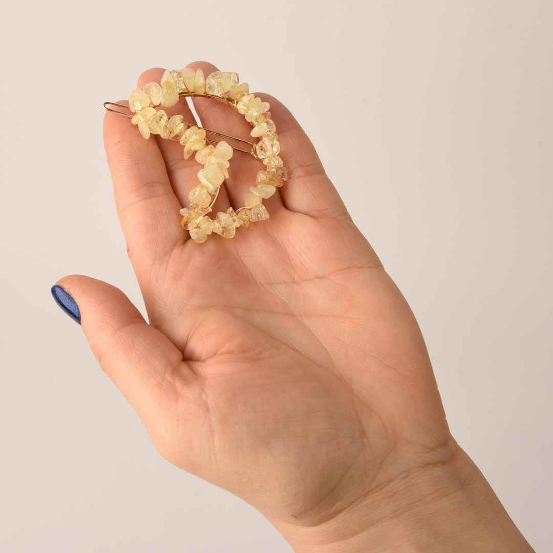 Clame pentru par in forma de semiluna cu piatra naturala semipretioasa Cuart galben pentru un look chic si vibratii pozitive
