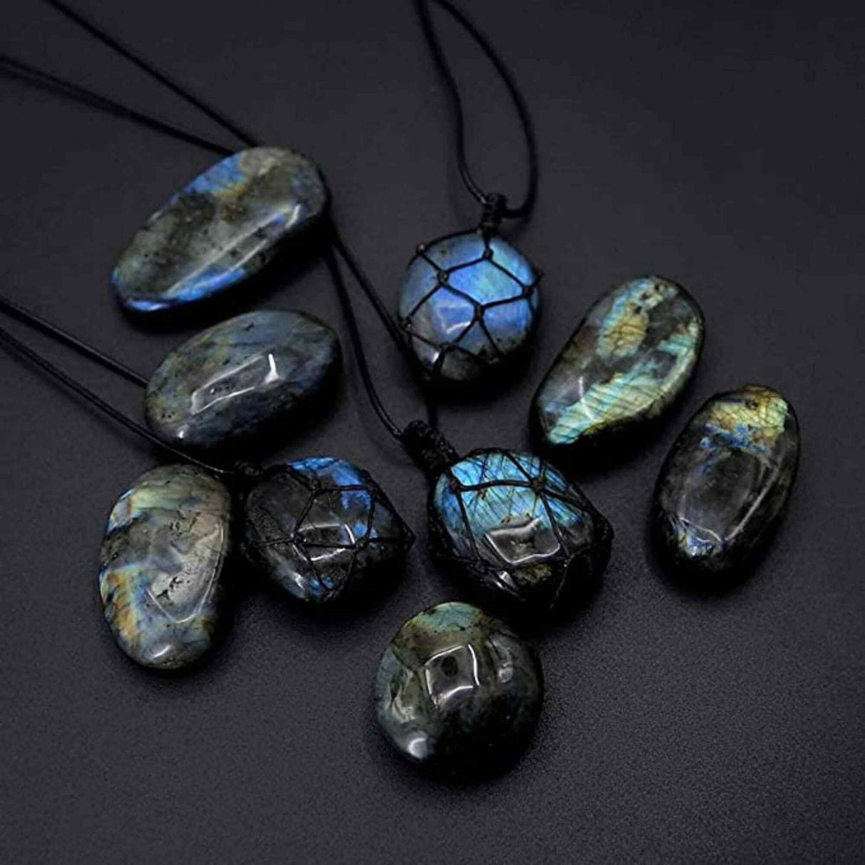 Colier cu cristal Labradorit in forma ovala, infasurat intr-o plasa de franghie neagra - o piatra semipretioasa pentru meditatie, intuitie, imaginatie