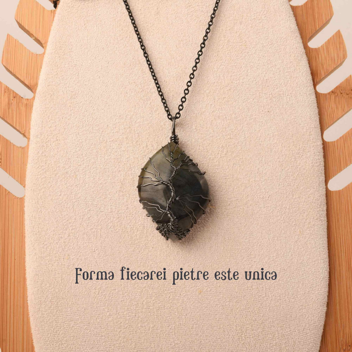 Colier cu pandantiv din labradorit natural pentru barbati si femei - Cristal neregulat lucrat manual, invelit cu sarma model arborele vietii - O piatra semipretioasa pentru meditatie, intuitie, imagin