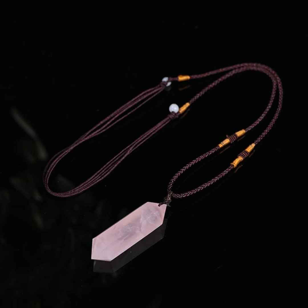 Colier cu cristal vindecator Labradorit 4-5 cm, in forma hexagonala cu dublu varf si saculet satin negru - pentru protectie, vointa si noroc