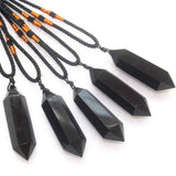 Colier cu cristal vindecator Labradorit 4-5 cm, in forma hexagonala cu dublu varf si saculet satin negru - pentru protectie, vointa si noroc