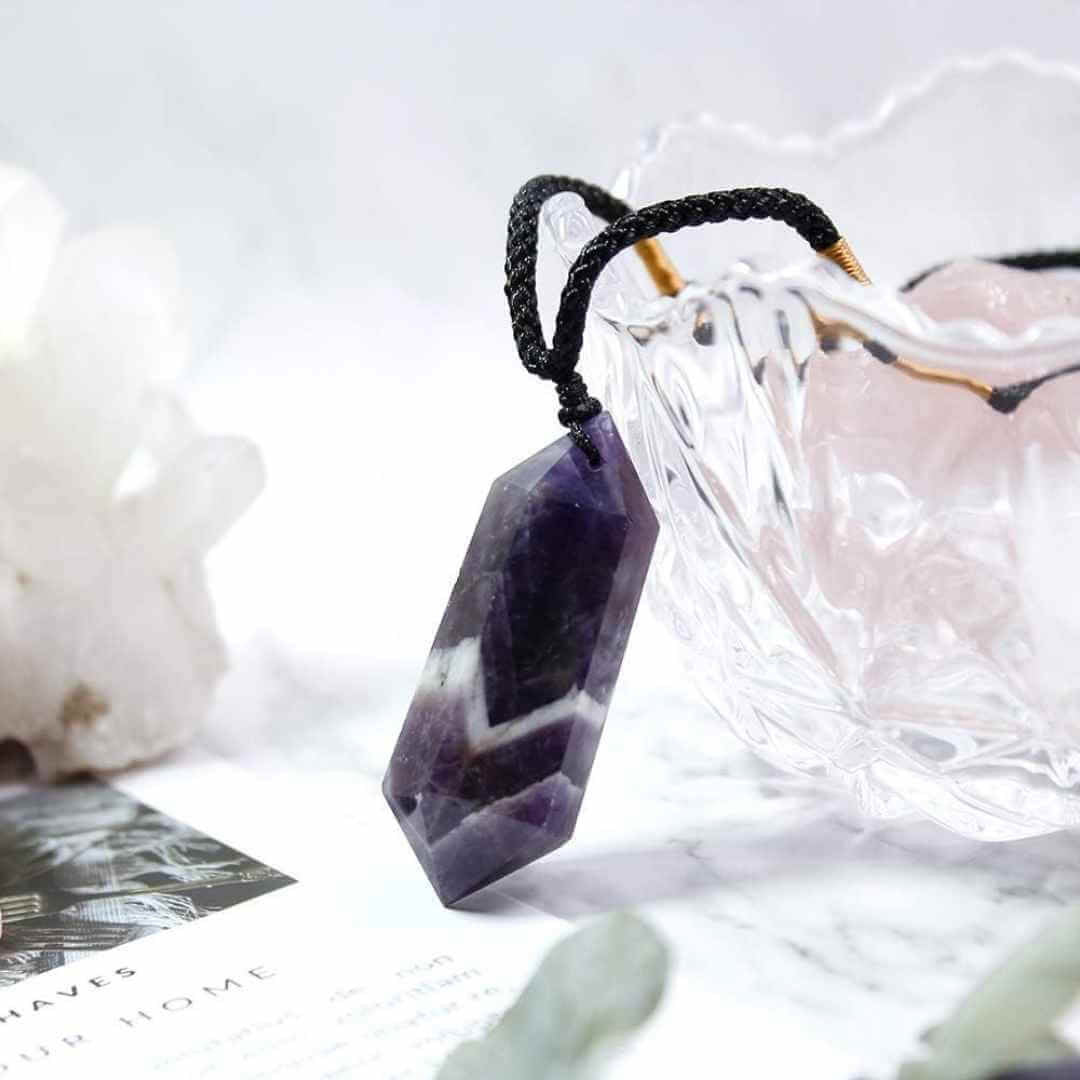 Colier cu cristal vindecator Labradorit 4-5 cm, in forma hexagonala cu dublu varf si saculet satin negru - pentru protectie, vointa si noroc