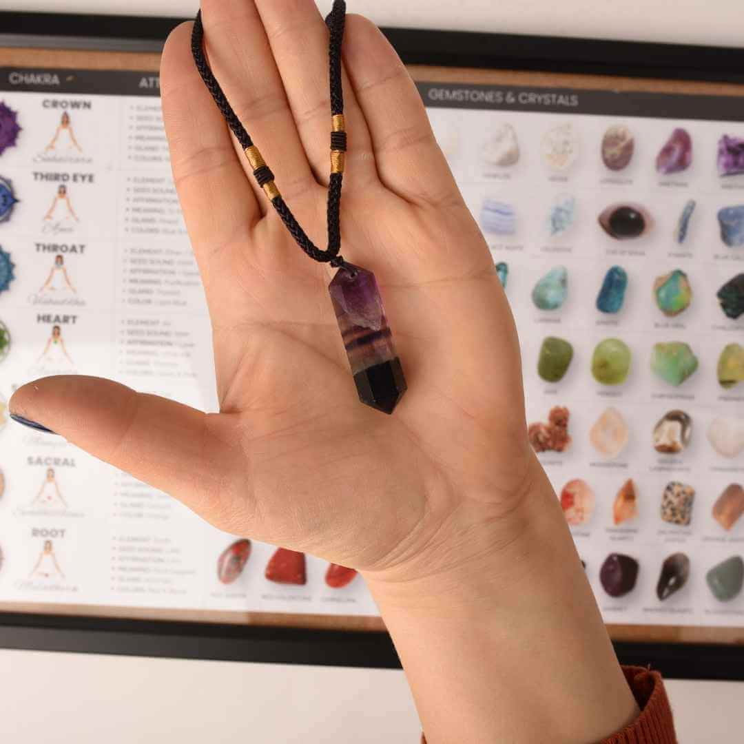 Colier cu cristal vindecator Labradorit 4-5 cm, in forma hexagonala cu dublu varf si saculet satin negru - pentru protectie, vointa si noroc