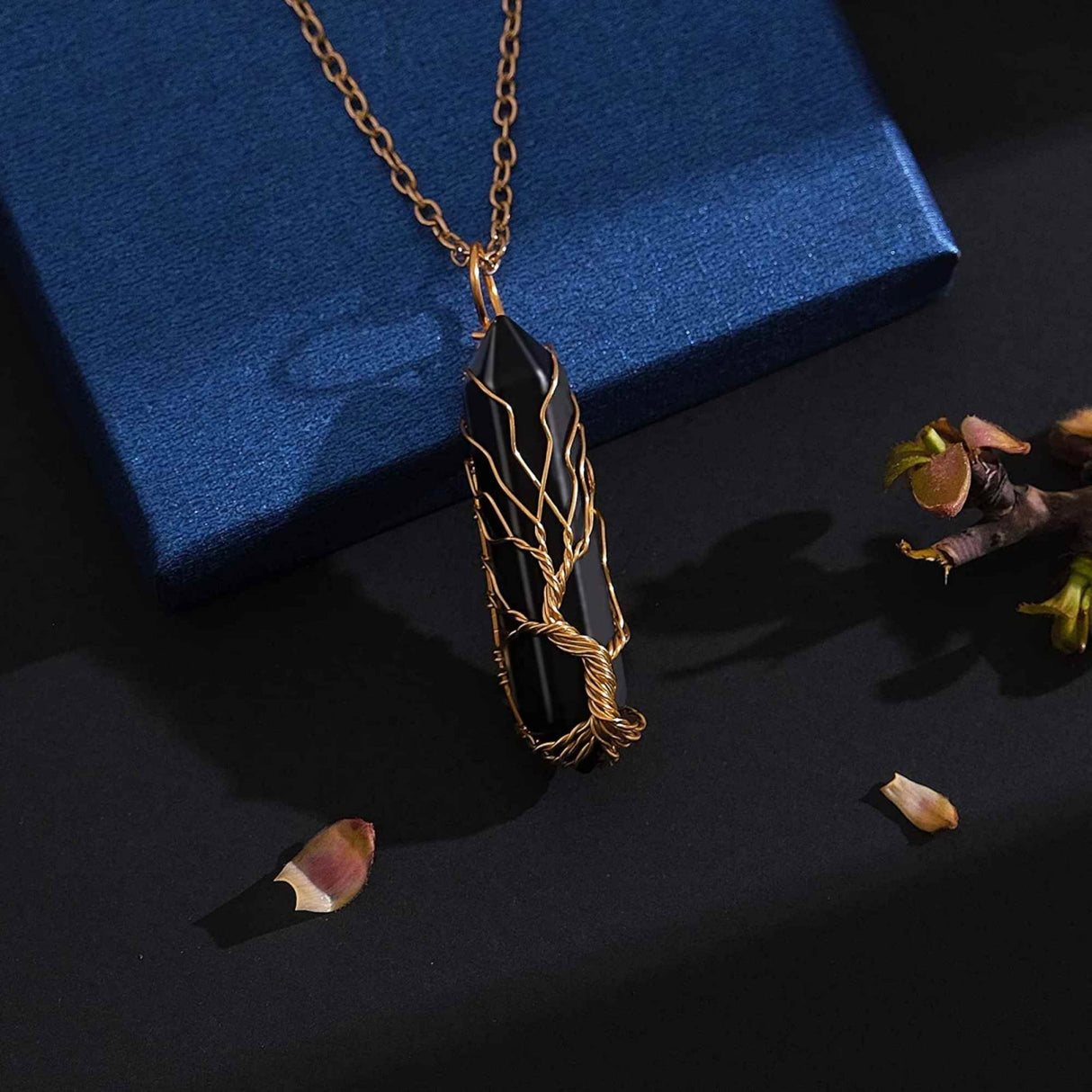 Colier cu pandantiv hexagonal din agat negru - Piatra semipretioasa realizata manual, infasurata intr-o sarma de cupru, sub forma unui copac al vietii