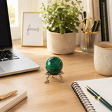 Sfera din Malachit Natural cu Suport Metalic – Protectie, Echilibru si Transformare