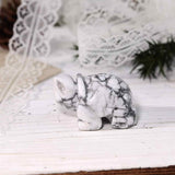 Figurina broasca testoasa 4 cm de cristal semipretios Howlita - Sculptura din piatra vindecatoare reiki de buzunar pentru decor, colectie