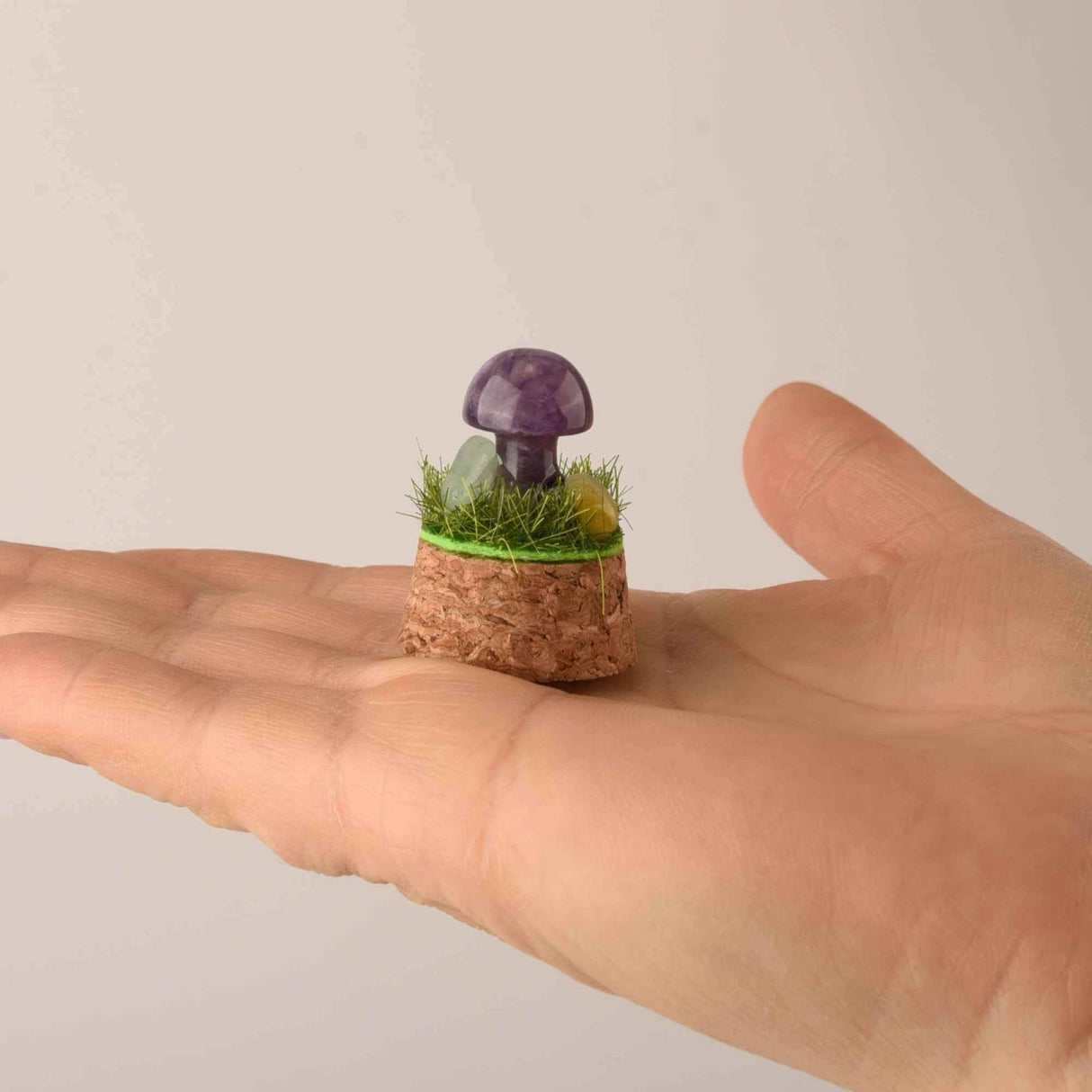 Figurina din piatra naturala semipretioasa Ochi de tigru in forma de ciuperca in mini terrarium 5 cm din sticla