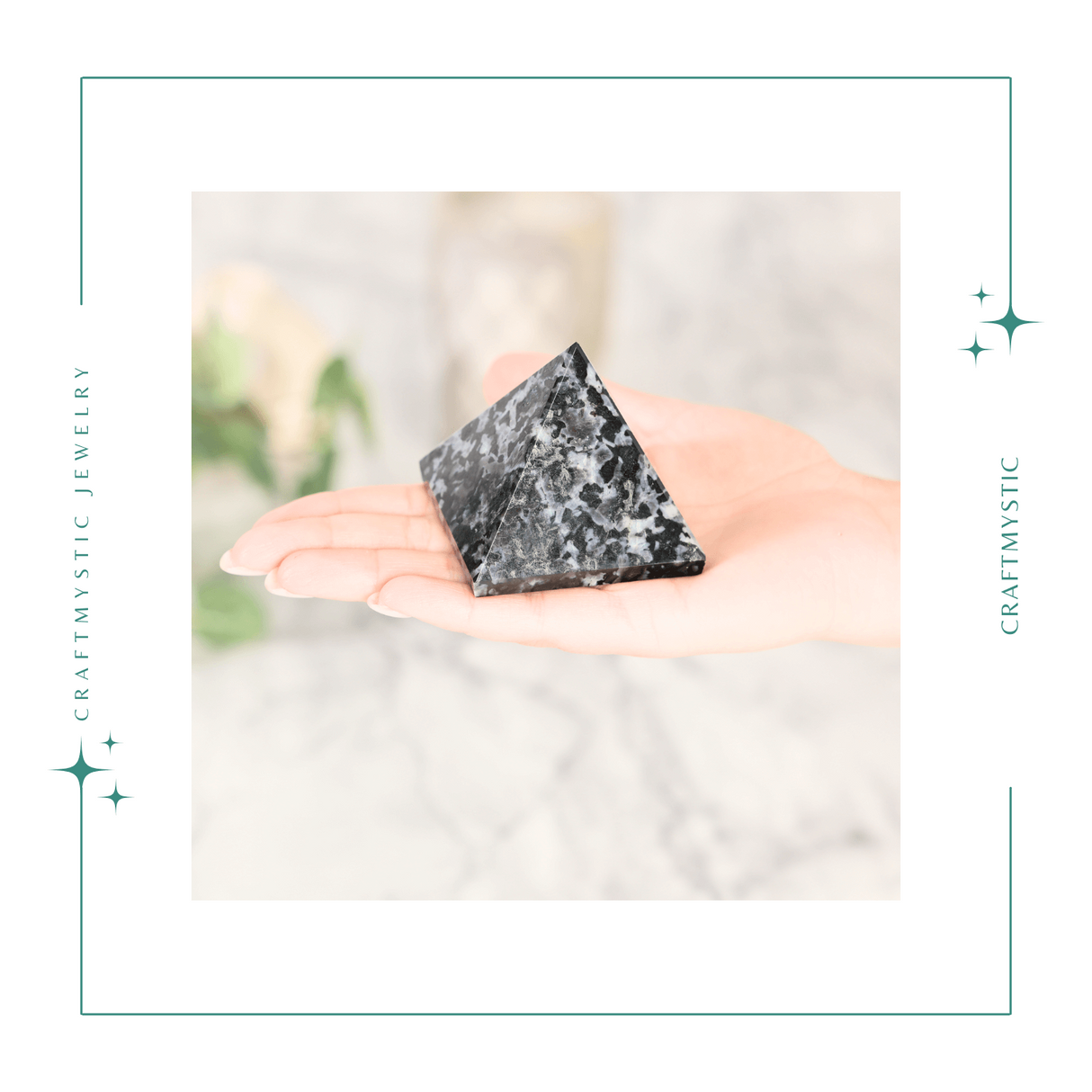 Piramida Sculptata Manual 60mm din Piatra Merlinit Mistic sau Indigo Gabbro Natural