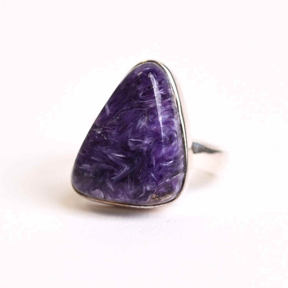 Inel argint 925 cu Charoite naturala triunghi - Transformare si echilibru interior