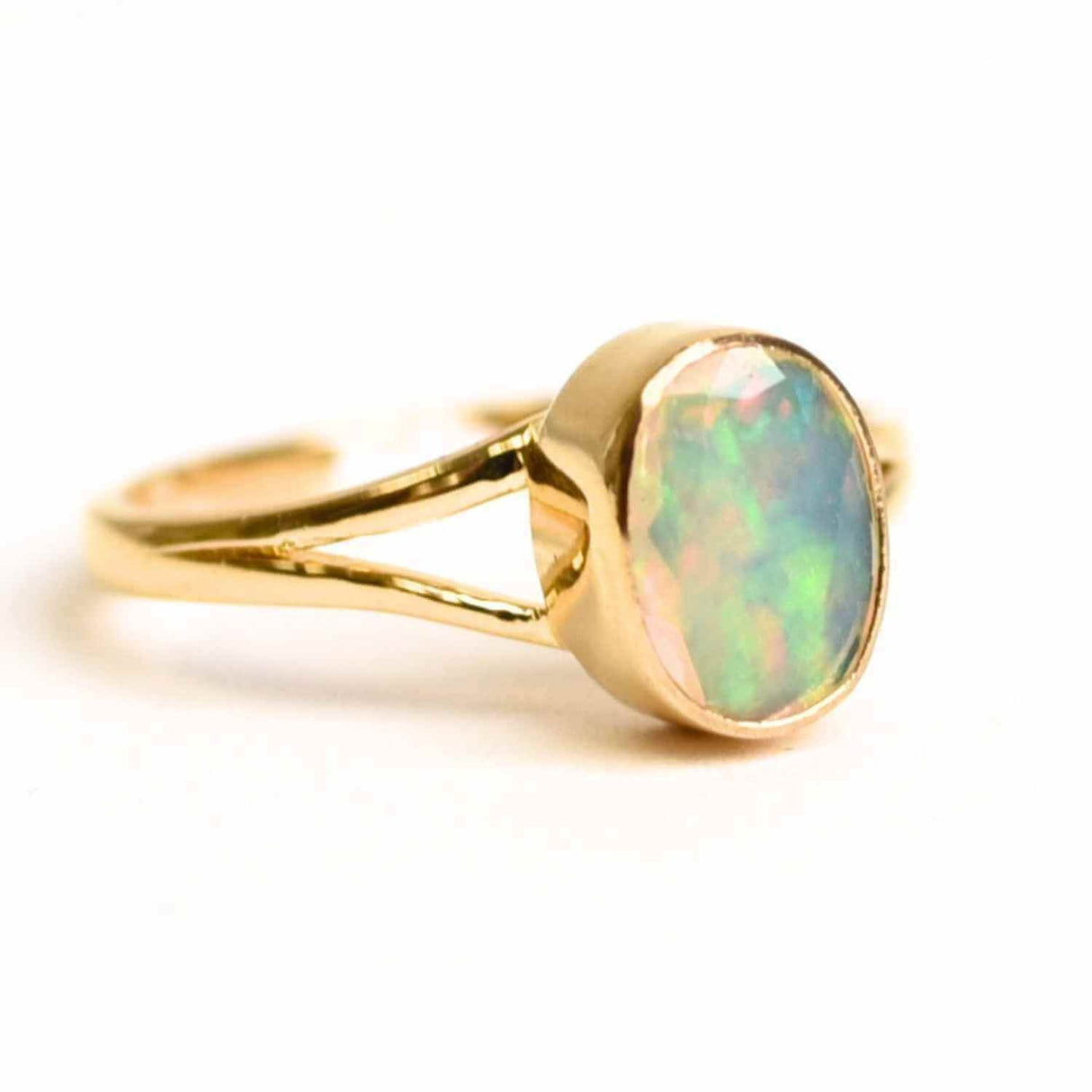 Inel Argint 925 placat cu Aur 18K cu Opal Etiopian Oval Fatetat - Magie si Armonie Interioara