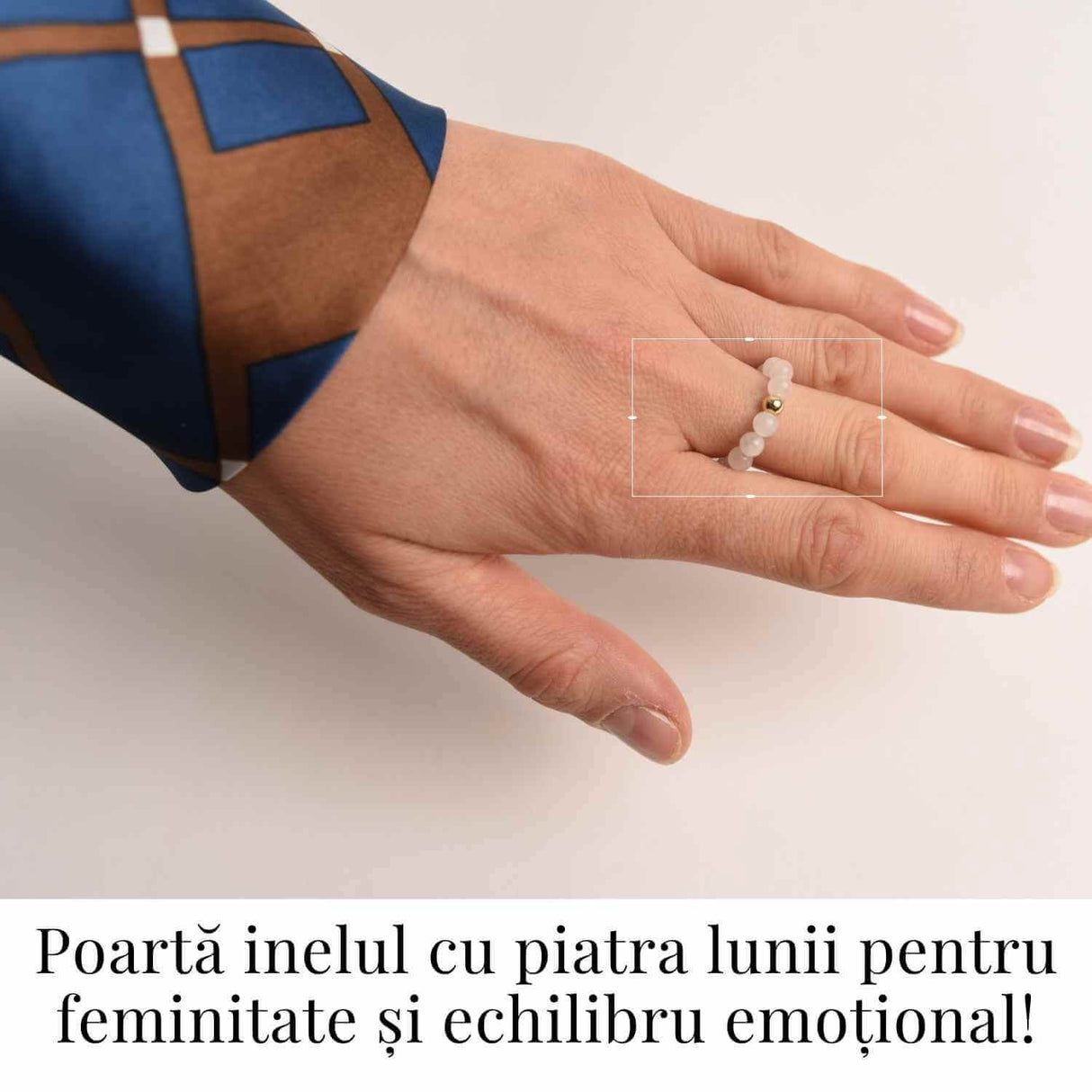 Inel elastic cu biluta aurie si margele 4 mm din pietre naturale