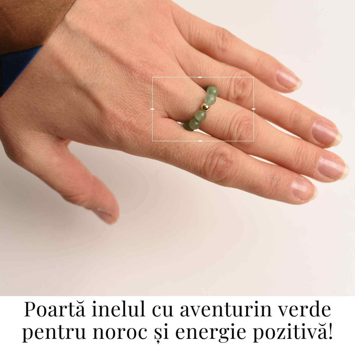 Inel elastic cu biluta aurie si margele 4 mm din pietre naturale