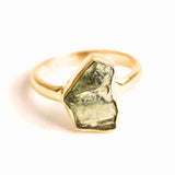 Inel cu Moldavit si montura argint 925 placat cu Aur 18K 2.96 gr Marime 53 (EU) / 6.5 (US) - Deschide-ti Drumul Schimbarii Interioare,