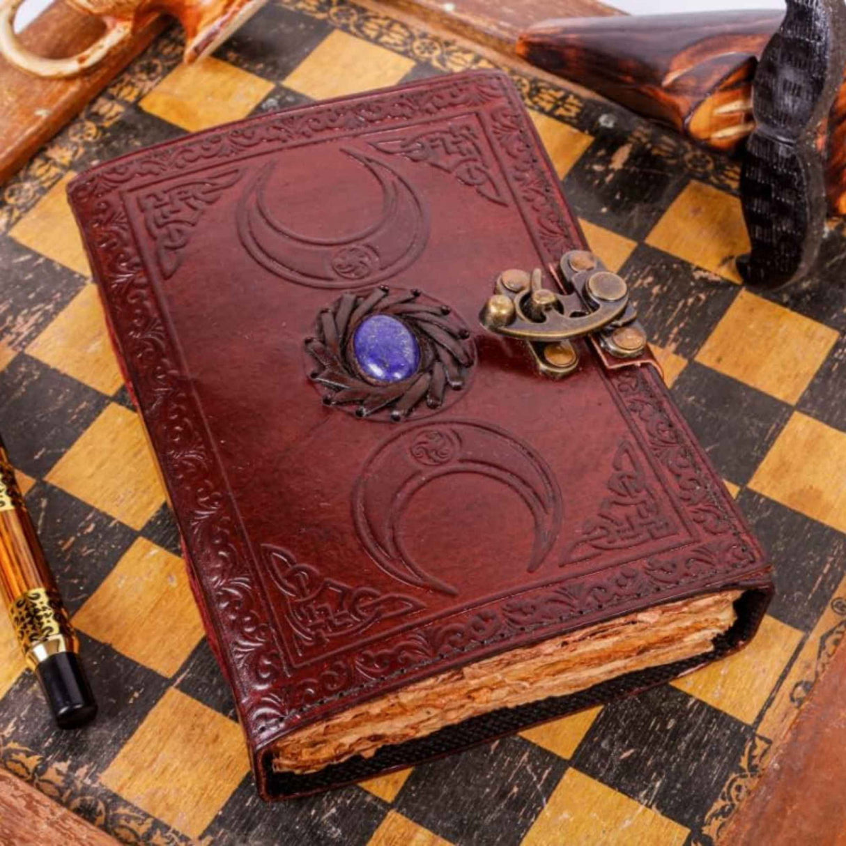 Jurnal din Piele design cu Tripla Luna si piatra semipretioasa Lapis Lazuli - Hartie Vintage tip pergament Ideal pentru Schite si Notite, 20 x 15 cm cm