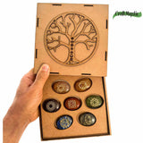 Set Complet cu 7 Pietre Chakra in Forma Ovala, Gravate cu Simboluri Reiki si Pastrate in Cutie din Lemn Natural - Cristale Terapeutice pentru Protectie, Meditatie si Energie Pozitiva