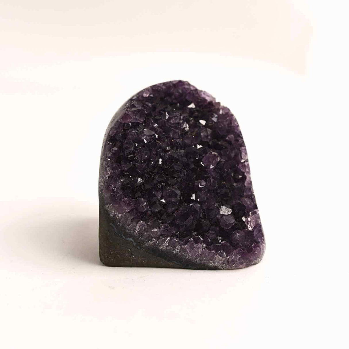 Geoda de ametist natural, taiata manual - Protectie si echilibru H= 10-11 cm L= 6-8 cm 500-600 gr