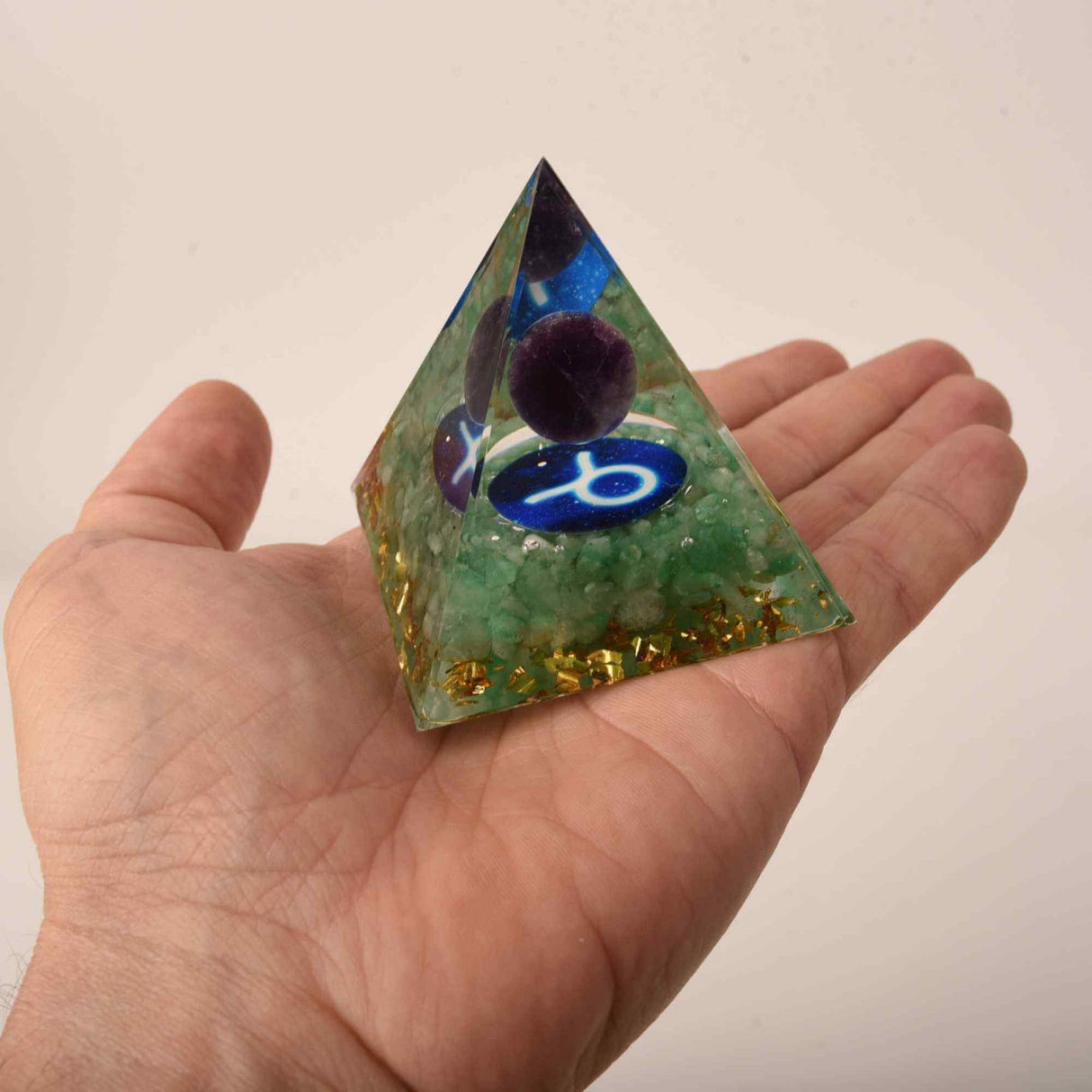 Piramida de Energie Orgonica 6 cm cu Cristale de Vindecare specifice Zodiei Berbec pentru Relaxare, Meditatie si Ornament